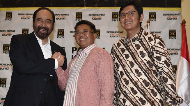 Ketua Umum Partai Nasional Demokrat (Nasdem) Surya Paloh (kiri) melakukan pertemuan dengan Presiden Partai Keadilan Sejahtera (PKS) Sohibul Iman di DPP PKS, Jakarta, Rabu (30/10). [ANTARA FOTO/Puspa Perwitasari]