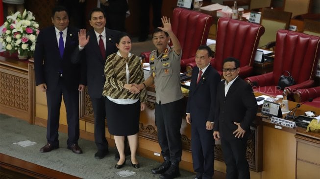 Kapolri Idham Azis  bersalaman dengan Ketua DPR RI Puan Maharani (ketiga kiri) usai Sidang Paripurna Pengesahan Kapolri di Gedung Parlemen, Senayan, Jakarta, Kamis (31/10).[Suara.com/Angga Budhiyanto]