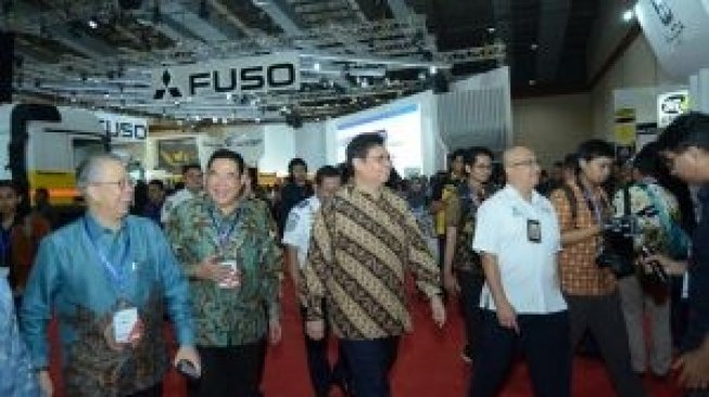 Menteri Perindustrian Airlangga Hartarto (Kabinet Jilid I) mengunjungi booth di acara GIICOMVEC pertama 2019 [Dok GIICOMVEC].