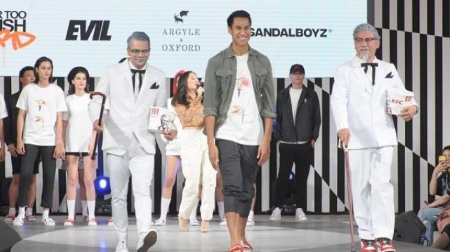 Rayakan 40 Tahun KFC, Gading Marten Jadi Colonel Sanders di JFW 2020