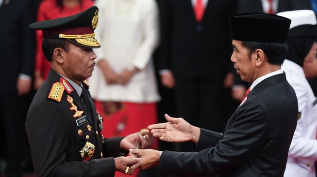 Presiden Joko Widodo (kanan) menyerahkan tongkat komando kepada Kapolri Jenderal Pol Idham Azis saat upacara pelantikan Kapolri di Istana Negara, Jakarta, Jumat (1/11). [ANTARA FOTO/Wahyu Putro]