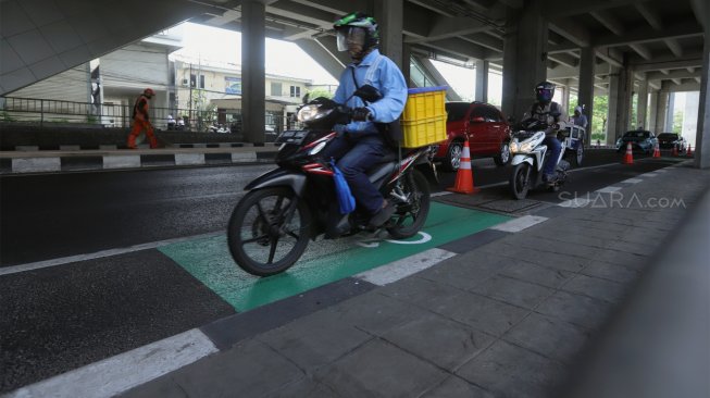 Suasana jalur khusus sepeda di Jalan Fatmawati, Jakarta Selatan, Jumat (1/11). [Suara.com/Angga Budhiyanto]