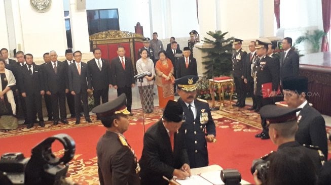 Pelantikan Kapolri Idham Aziz oleh Presiden Jokowi di Istana Negara, Jakarta, Jumat (1/11/2019). [Suara.com/Ummi Hadyah Saleh]