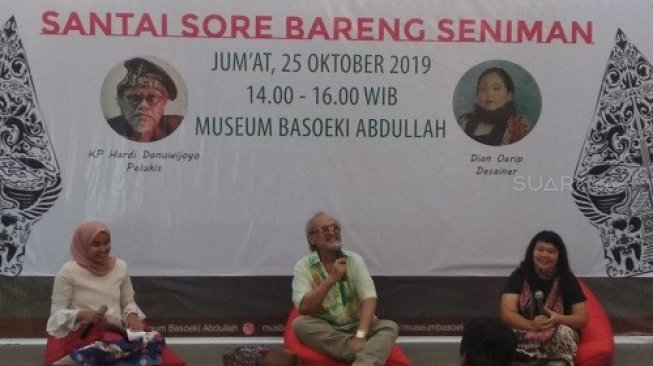 Santai Sore Bareng Seniman yang dihadiri oleh KP Hadi Danuwijoyo, pelukis legenda sangat mengenal sosok Basoeki Abdullah, dan Dian Oerip, desainer busana etnik yang erat kaitannya dengan wastra Indonesia di Museum Basoeki Abdullah, Jakarta, Jumat (25/10/2019). (Suara.com/Ririn Indriani)