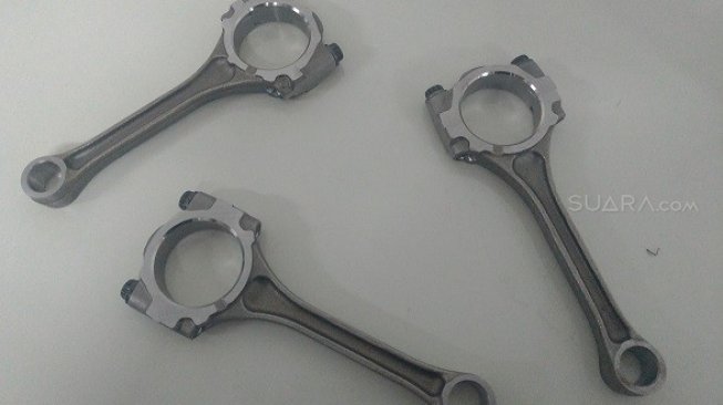 Connecting Rod pada Daihatsu Gran Max dan Luxio yang mengalami kendla sehingga dilakukan recall [Suara.com/Manuel Jeghesta Nainggolan].