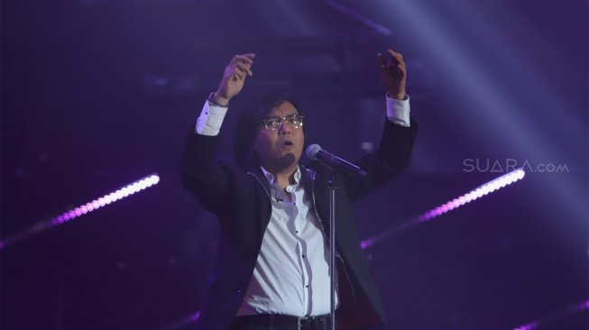 Penyanyi Ari Lasso tampil dalam konser bertajuk 'Sang Pencinta' di Balai Sarbini, Jakarta, Kamis (31/10). [Suara.com/Angga Budhiyanto]