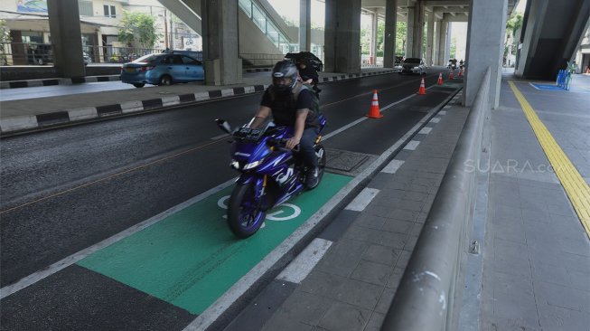 Suasana jalur khusus sepeda di Jalan Fatmawati, Jakarta Selatan, Jumat (1/11). [Suara.com/Angga Budhiyanto]