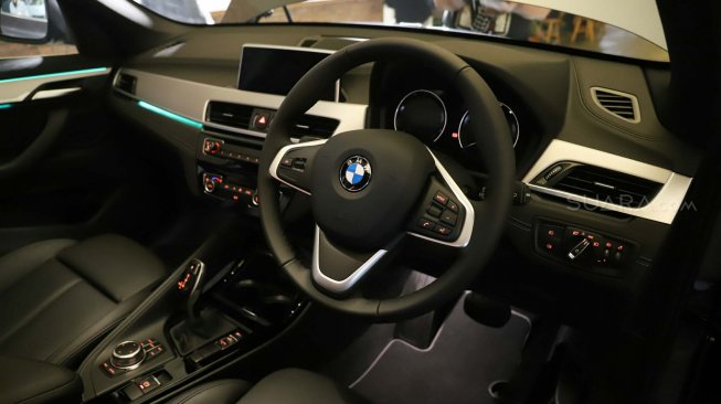 Tampilan mobil BMW The New X1 yang diluncurkan di Jakarta, Jumat (1/11). [Suara.com/Arya Manggala]