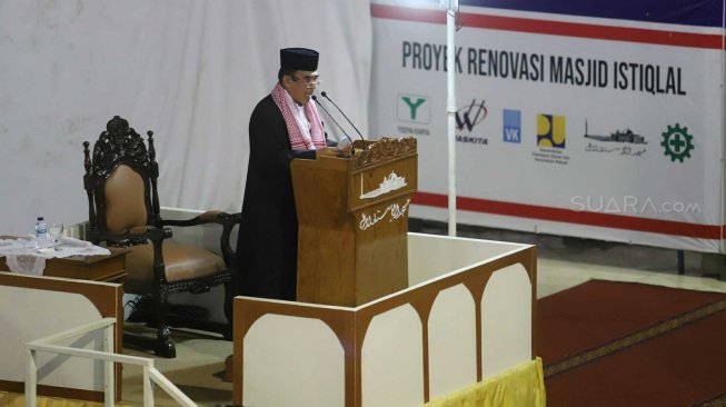 Menteri Agama Fachrul Razi menjadi khatib salat Jumat di Masjid Istiqlal, Jakarta, Jumat (1/11).[Suara.com/Arya Manggala]