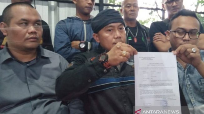 Simpatisan Iwan Bule melaporkan dugaan pencemaran nama baik yang dilakukan oleh Vijaya Fitriyasa ke Polrestabes Bandung, Jumat (1-11-2019). ANTARA/Bagus Ahmad Rizaldi