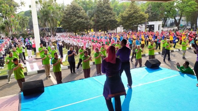 Menag, Fachrul Razi didampingi Wamenag Zainudin Tauhid di halaman depan kantor Kementerian Agama, Jakarta Pusat, Jumat (1/11/2019). [Suara.com/Stephanus Aranditio]