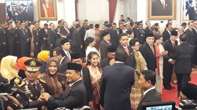 Menhan Prabowo Subianto saat berjabat tangan dengan Idham Azis setelah dilantik Presiden Jokowi. (Suara.com/Ummi HS).