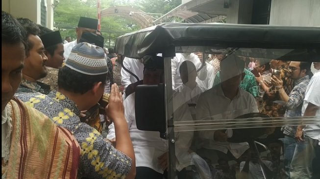 Jamaah Masjid At Taqwa saat berebut mencium tangan Menhan Prabowo Subianto. (Suara.com/Yasir).