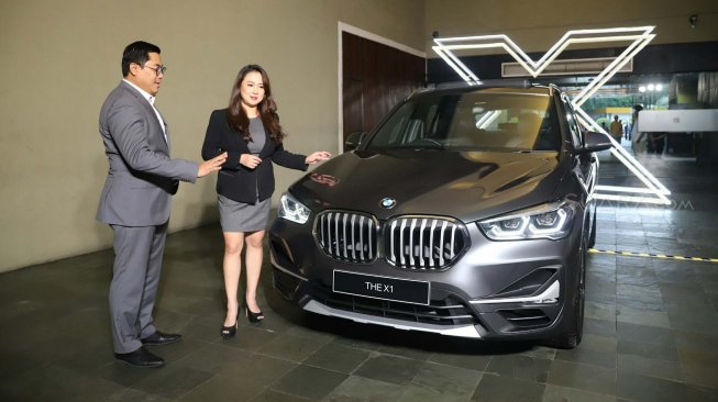 Director of Communications BMW Group Indonesia Jodie O'tania (kiri) dan Vice President of Sales BMW Indonesia Bayu Riyanto (kanan) saat peluncuran THE NEW X1 di Jakarta, Jumat (1/11). [Suara.com/Arya Manggala]