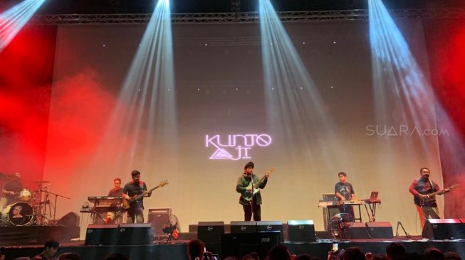 Kunto Aji buka konser Sewindu Tulus [Suara.com/Evi Ariska]