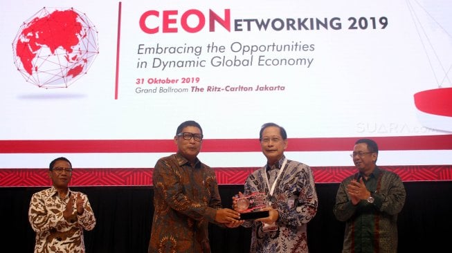 Presiden Direktur PT Bank Central Asia Tbk (BCA) Jahja Setiaatmadja (kedua kanan) dan Direktur Utama PT Bursa Efek Indonesia Inarno Djayadi (kedua kiri) saling bertukar cinderamata usai gelaran forum CEO Networking 2019 di Jakarta, Rabu (30/10). [Suara.com/Oke Atmaja]