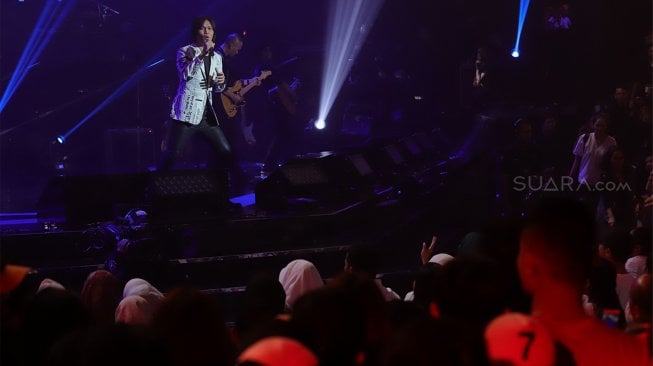 Once Mekel menghibur penonton dalam konser bertajuk 'Sang Pencinta' di Balai Sarbini, Jakarta, Kamis (31/10). [Suara.com/Angga Budhiyanto]