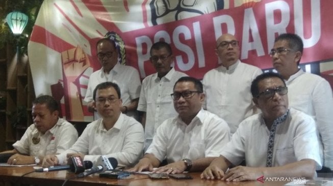 Sebanyak sembilan calon ketua umum PSSI periode 2019-2023 yaitu Sarman El Hakim, Vijaya Fitriyasa, Fary Djemy Francis, Yesayas Oktavianus (duduk dari kiri ke kanan), Rahim Soekasah, Aven Hinelo, Arif Wicaksono, Benny Erwin (berdiri dari kiri ke kanan), bersama Bernhard Limbong, yang tidak hadir karena sedang di luar kota, mengeluarkan deklarasi berjudul PSSI Baru Menuju Perubahan yang berisi kritik dan kekecewaan mereka terkait kongres pemilihan PSSI di Jakarta, Jumat (1/11/2019). (Michael Siahaan)