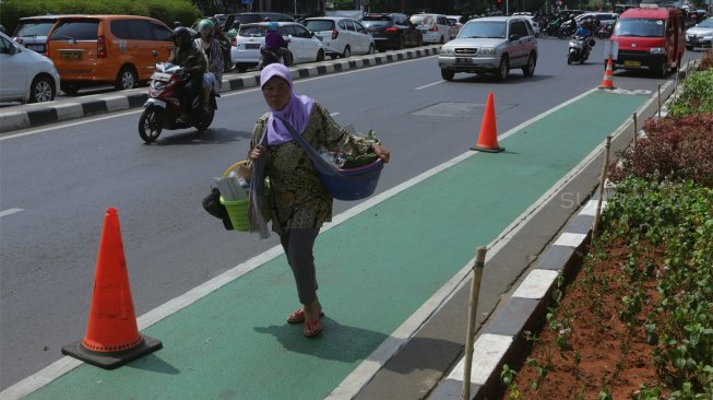 Suasana jalur khusus sepeda di Jalan Fatmawati, Jakarta Selatan, Jumat (1/11). [Suara.com/Angga Budhiyanto]