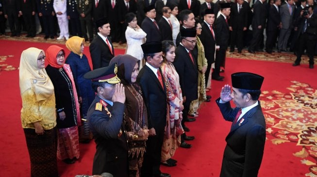 Presiden Joko Widodo (kanan) memberi hormat saat memberikan ucapan selamat kepada Kapolri Jenderal Pol Idham Azis usai pelantikan Kapolri dan Komisioner Komisi Kejaksaan di Istana Negara, Jakarta, Jumat (1/11).