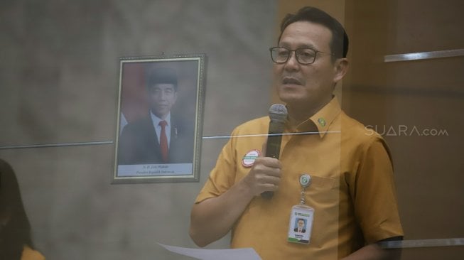 Direktur Utama BPJS Kesehatan Fachmi Idris memberikan keterangan kepada wartawan di Jakarta, Jumat (1/11). [Suara.com/Arya Manggala]