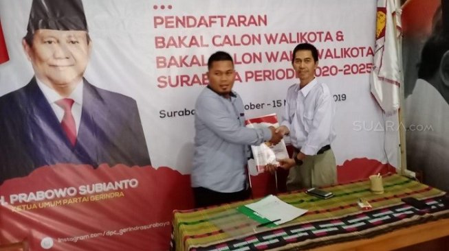 Relawan Ahmad Dhani yang di utus mengambil formulir pendaftaran Pilwali Kota Surabaya 2020 di Kantor DPC Gerindra Surabaya. (Istimewa) 