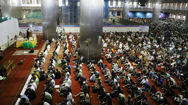 Menteri Agama Fachrul Razi menjadi khatib salat Jumat di Masjid Istiqlal, Jakarta, Jumat (1/11).[Suara.com/Arya Manggala]