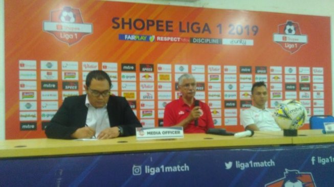  Pelatih Persija Edson Tavares (tengah) dan Rahmat Hidayat (kanan) memberikan keterangan kepada para pewarta dalam konferensi pers prapertandingan Liga 1 antara Persija melawan PS Tira Persikabo, di Stadion Patriot Chandrabaga, Bekasi, Sabtu (2/11/2019). (ANTARA/A Rauf Andar Adipati)