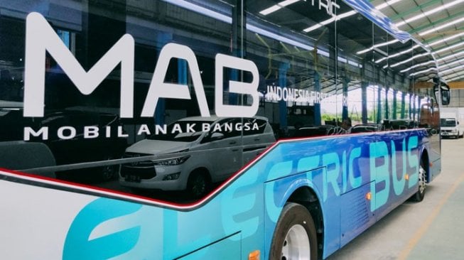 Bus listrik produksi PT Mobil Anak Bangsa di Jalan Raya Demak - Kudus KM5, Kabuaten Demak, Jawa Tengah. [Suara.com/Adam Iyasa]