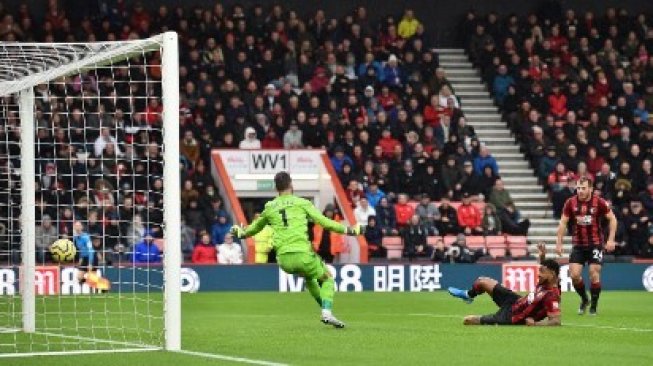 Pemain Bournemouth Joshua King menjebol gawang Manchester United dalam pertandingan Liga Inggris di Vitality Stadium, Sabtu (2/11/2019). [AFP]