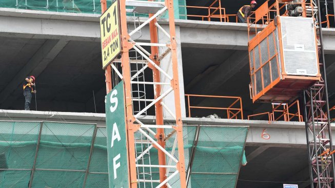 Sejumlah pekerja menyelesaikan proyek bangunan bertingkat di Jakarta, Jumat (1/11). [ANTARA FOTO/M Risyal Hidayat]