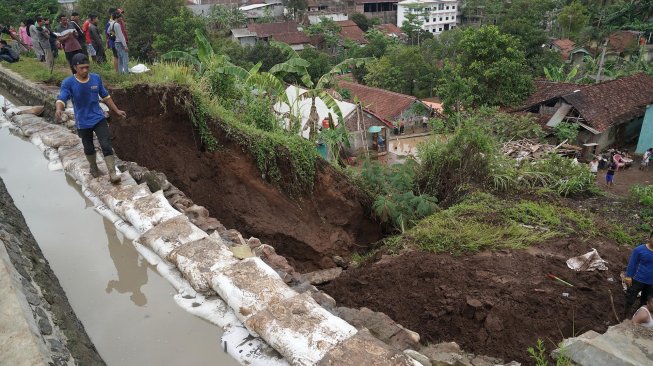Lokasi longsor tanggul irigasi di Kelurahan Parakancanggah, Banjarnegara, Jateng, Sabtu (02/11).  [ANTARA FOTO/Idhad Zakaria]