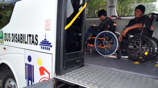 Bus khusus penyandang disabilitas di Lapangan Cilibende, Kelurahan Babakan, Kota Bogor, Jawa Barat, Sabtu (2/11).  [ANTARA FOTO/Arif Firmansyah]