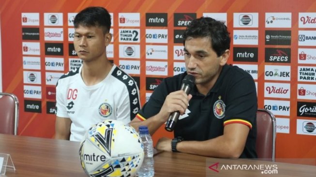 Pelatih Semen Padang Eduardo Almeida bersama Dedi Gusmawan saat Preskon pralaga melawan Bhayangkara FC di Stadion PTIK, Jakarta, Jumat (1/11/2019). (Asep Firmansyah) 