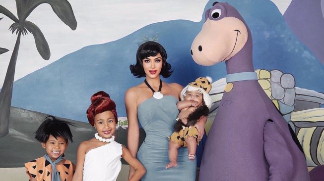 Kim Kardashian berubah jadi keluarga Flinstone. (Instagram/@kimkardashian)