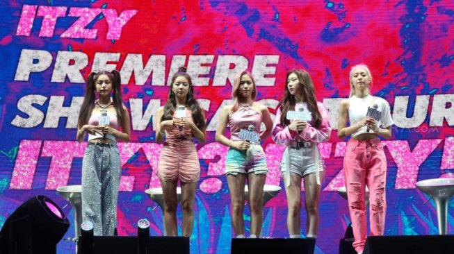 Itzy saat jumpa pers sebelum tampil di Plenary Hall, JCC, Jakarta Pusat, Sabtu (2/11/2019) [Suara.com/Sumarni]