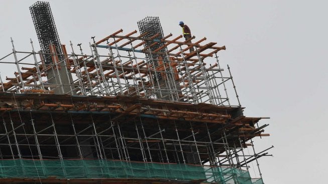 Sejumlah pekerja menyelesaikan proyek bangunan bertingkat di Jakarta, Jumat (1/11). [ANTARA FOTO/M Risyal Hidayat]