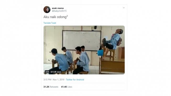 Aksi para murid sekolah berlagak naik odong-odong. [Twitter]