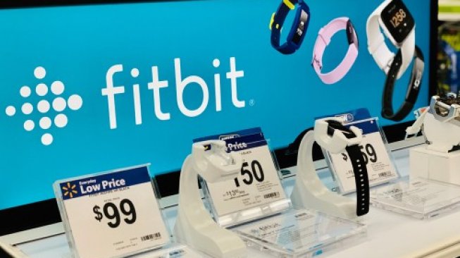 Ilustrasi produk Fitbit, perusahaan produsen perangkat pakai dan jam tangan cerdas yang diakuisisi Google. [Shutterstock]