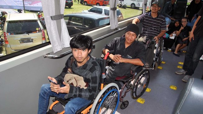 Bus khusus penyandang disabilitas di Lapangan Cilibende, Kelurahan Babakan, Kota Bogor, Jawa Barat, Sabtu (2/11).  [ANTARA FOTO/Arif Firmansyah]