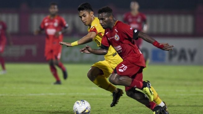 Pesepak bola Semen Padang FC Mariando Djonak Uropmabin (kanan) berusaha melewati hadangan pesepak bola Bhayangkara FC Alsan Putra Masat Sanda (kiri) dalam lanjutan Liga 1 Indonesia di Stadion PTIK, Jakarta, Sabtu (2/11/2019). Kedua tim bermain imbang dengan skor 2-2. ANTARA FOTO/Nova Wahyudi/wsj.