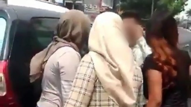 Mobilnya Diserempet, Pria ini Malah Dilabrak Tiga Emak-emak