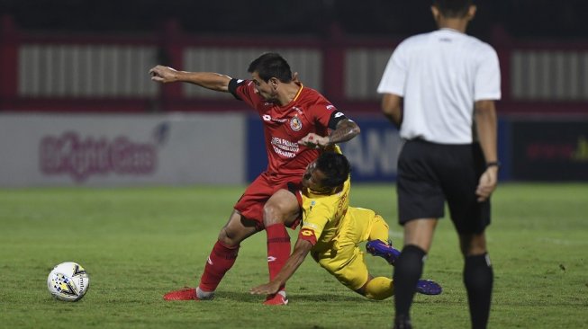 Pesepak bola Semen Padang FC Flavio Beck Junior (kiri) berebut bola dengan pesepak bola Bhayangkara FC Wahyu Subo Seto (bawah) dalam lanjutan Liga 1 Indonesia di Stadion PTIK, Jakarta, Sabtu (2/11/2019). ANTARA FOTO/Nova Wahyudi/wsj.