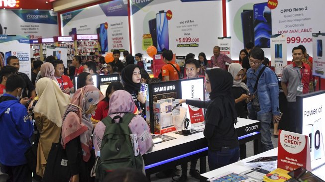 Suasana pameran teknologi komputer dan gawai Indocomtech 2019 di Jakarta Convention Center, Jakarta, Jumat (1/11). Pameran yang diikuti sekitar ratusan perusahaan teknologi dan informasi tersebut berlangsung hingga 3 November mendatang. [ANTARA FOTO/Nova Wahyudi]