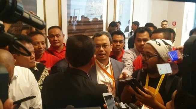 Calon ketua umum PSSI Iwan Bule berbincang dengan calon ketum lainnya Vijaya Fitriyasa di Jakarta, Jumat (1/11/2019). (Suara.com/Adie Prasetyo Nugraha) 