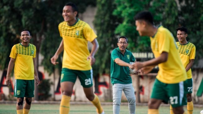 Pelatih Aji Santoso (tengah) langsung memimpin sesi latihan Persebaya di Lapangan Polda Jatim. (Dok. Persebaya)