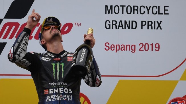 Rider Monster Energy Yamaha, Maverick Vinales melakukan selebrasi usai menjuarai MotoGP Malaysia 2019 di Sirkuit Sepang, Minggu (3/11/2019). [Mohd RASFAN / AFP]