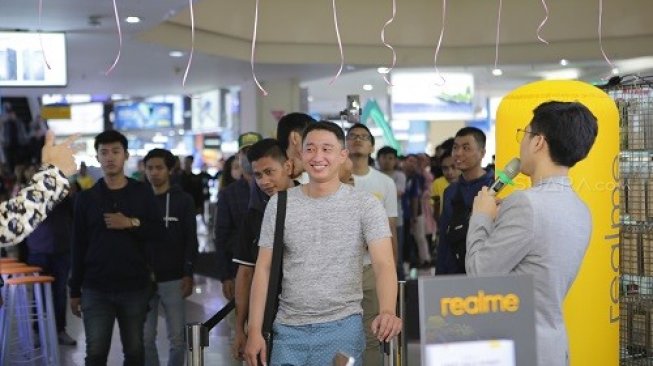 Open sale untuk realme XT dan langsung diserbu oleh calon pembeli yang mengantre di sekitar realme Official Store ITC Roxy Mas, Jakarta, pada Sabtu (2/10/2019). (Suara.com/Tivan Rahmat)