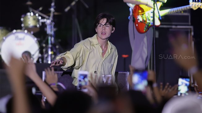 Trio pop asal Inggris, New Hope Club meramaikan festival musik bertajuk 'Gudfest' di Helipad Parking Ground Gelora Bung Karno, Senayan, Jakarta, Sabtu (2/11). [Suara.com/Angga Budhiyanto]