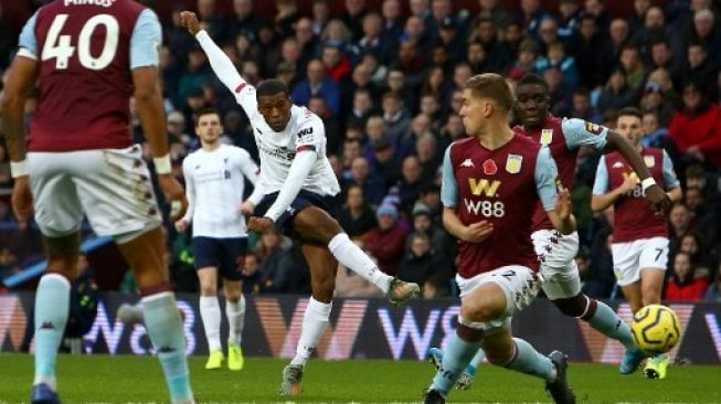 Pemain Liverpool Giorgino Wijnaldum melepaskan tendangan ke gawang Aston Villa dalam pertandingan Liga Inggris yang berlangsung di Villa Park, Sabtu (2/11/2019). [AFP]